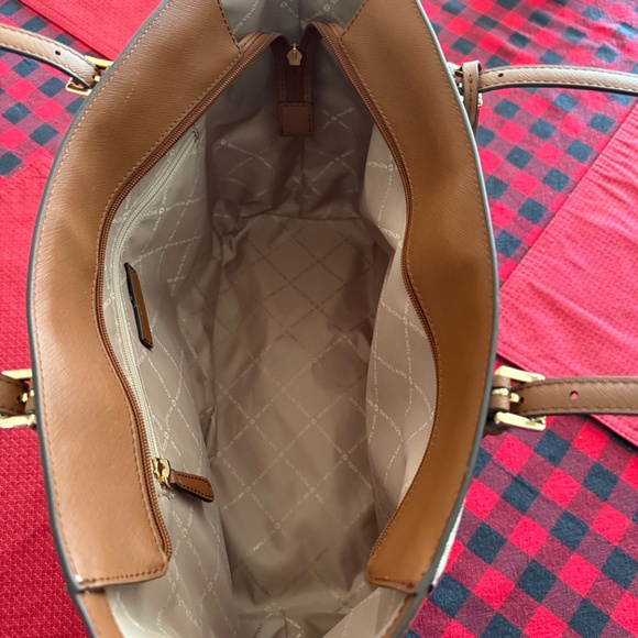 Michael Kors Gilly Large Drawstring travel tote - Picture 4 of 6